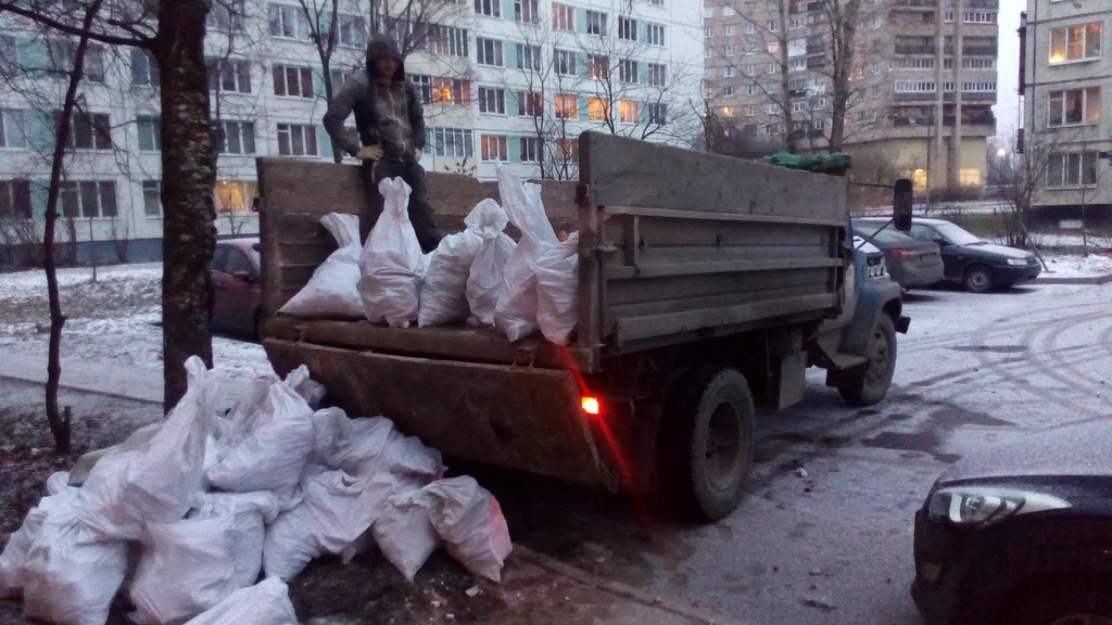 Вывоз мусора в мешках в Ижевске в октябре