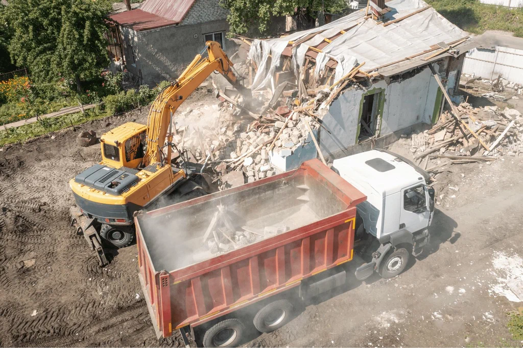 Вывоз мусора после сноса зданий с выездом в Ижевске в октябре