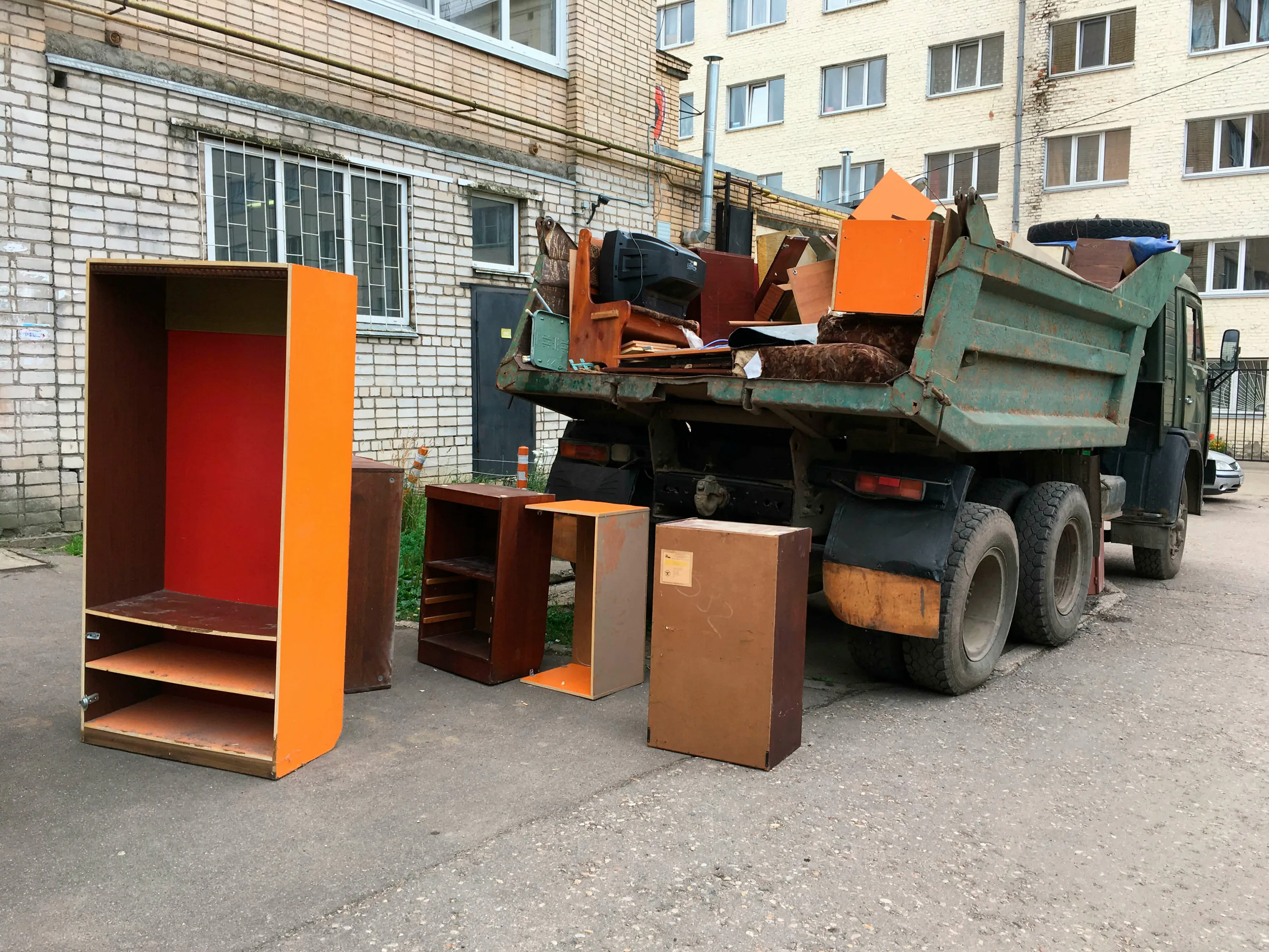 Утилизация старой мебели с вывозом и разбором в Ижевске в октябре