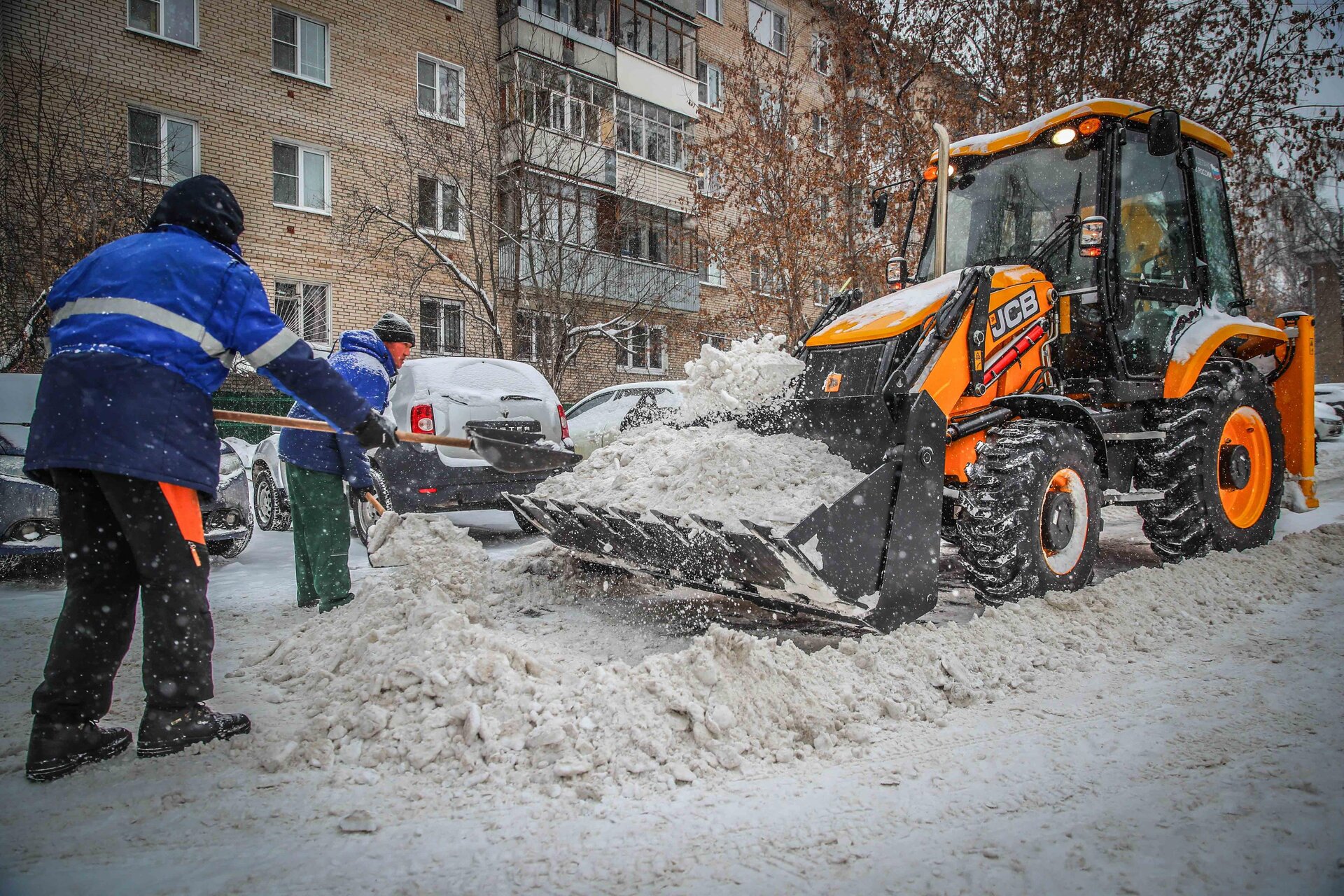 Очистка дворов от снега и наледи в Ижевске — уборка снега, трактор и ручная, цены от 519 руб. | ПроМусор