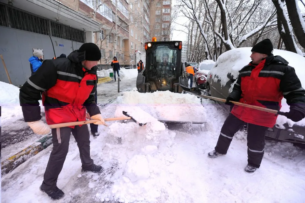 Очистка дворов от снега с гарантией результата в Ижевске в октябре