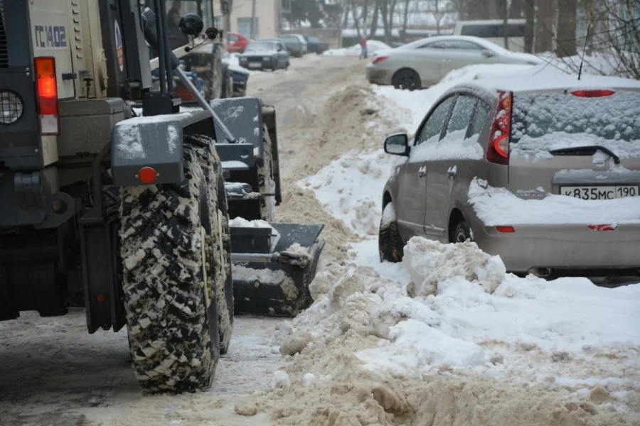 Уборка снега на парковках в Ижевске в октябре