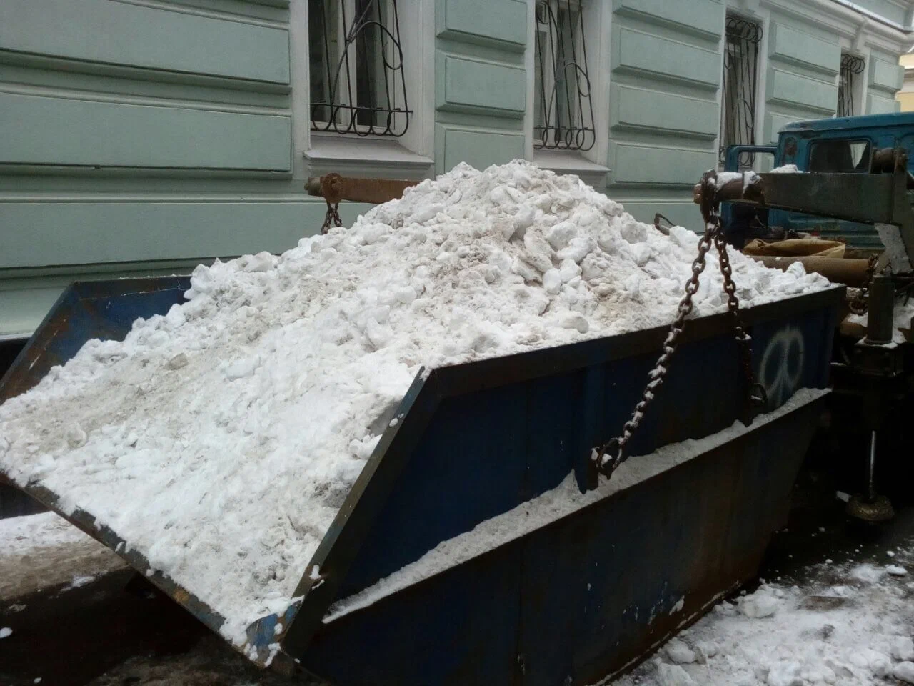 Вывоз снега контейнерами в Ижевске в октябре